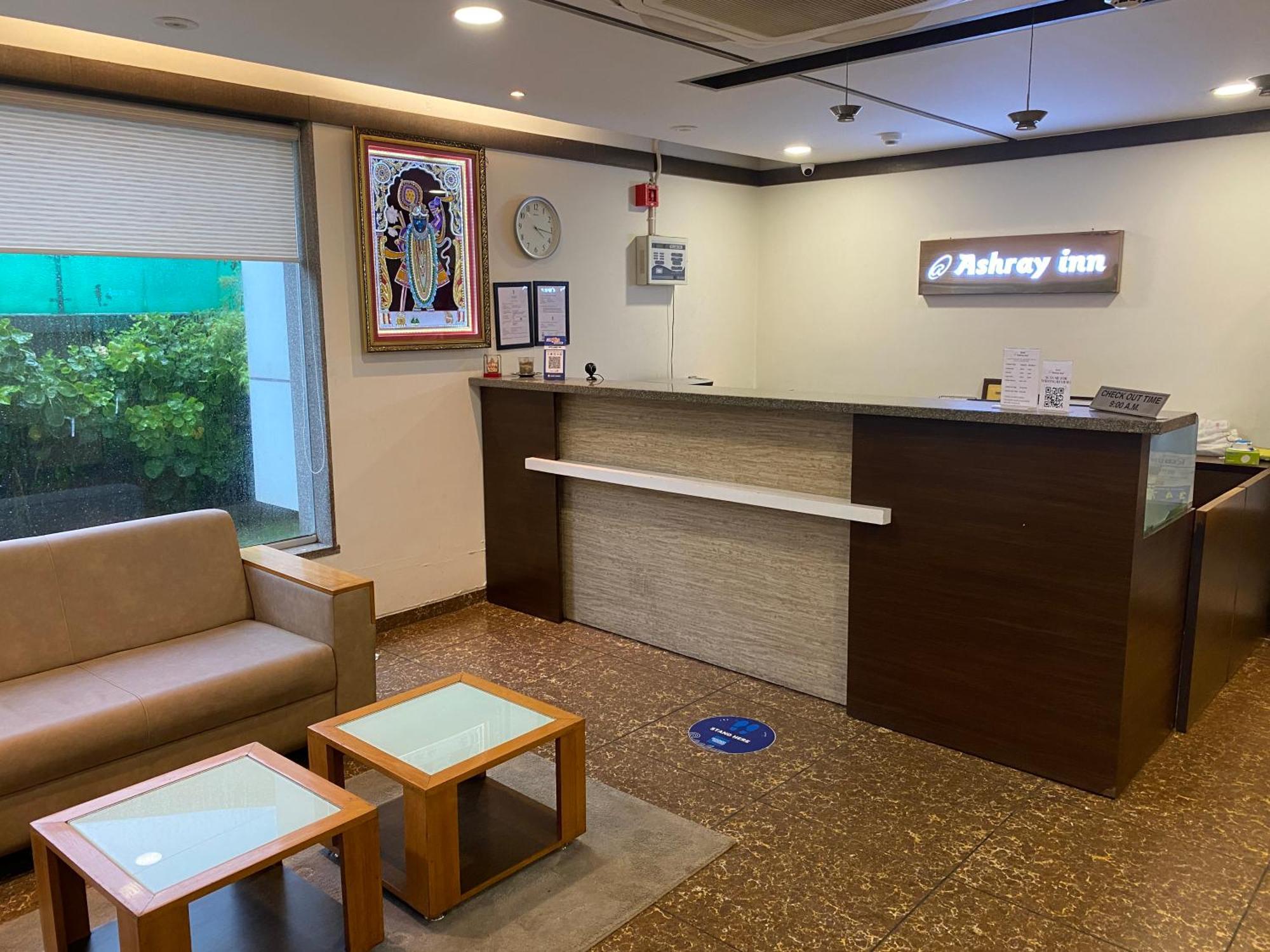 Hotel Ashray Inn Ahmedabad Buitenkant foto