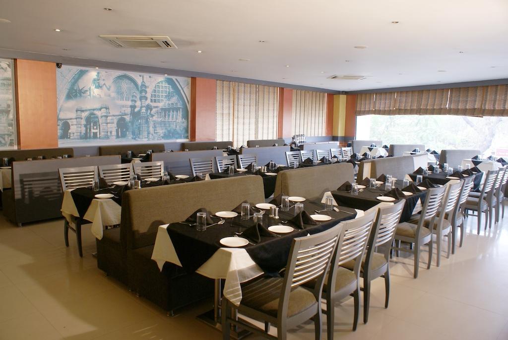 Hotel Ashray Inn Ahmedabad Buitenkant foto