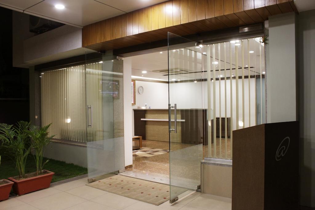 Hotel Ashray Inn Ahmedabad Buitenkant foto